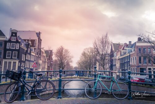 Fietsen op de gracht in Amsterdam